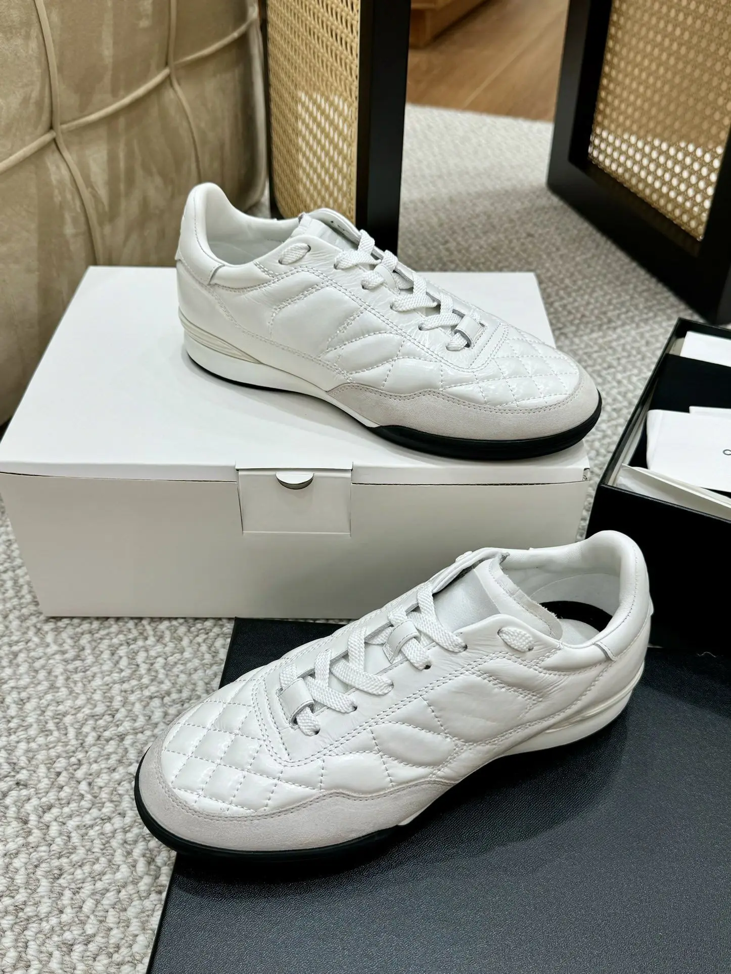 Men Women White Quilted Diamond Pattern Low Top Sneakers Splicing PU Suede Flat Shoes Minimalist Couple Lace-up Commute Skate Shoes