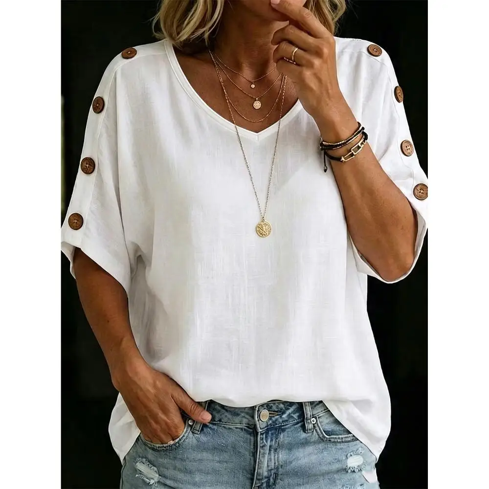 Ein Damen-Pullover-T-Shirt aus 100 % Baumwolle mit V-Ausschnitt und Knöpfen an beiden Seiten, der Stoff ist atmungsaktiv und angenehm zu tragen. – Detail 1