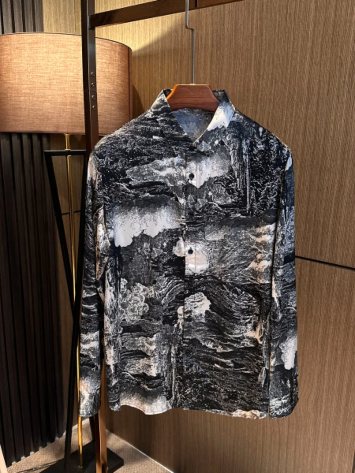 

Новая китайская шелковая рубашка с цветочным узором для мужчин, высококачественная, с длинным рукавом, с дизайном в стиле акварельного пейзажа, дышащая, летняя.