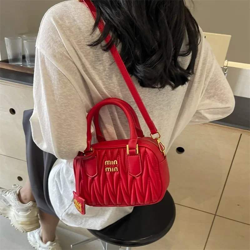 Bolsa de prata feminina 2024 novo design de nicho bolsa crossbody de um ombro high-end plissada à mão pequena bolsa quadrada