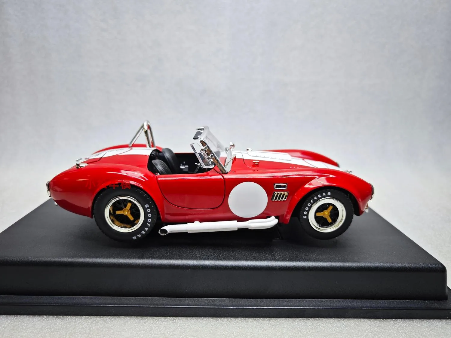 1:18 SHELBY COBRA 427 S/C จําลองรถสะสมของเล่นของขวัญของที่ระลึกจอแสดงผลเครื่องประดับ