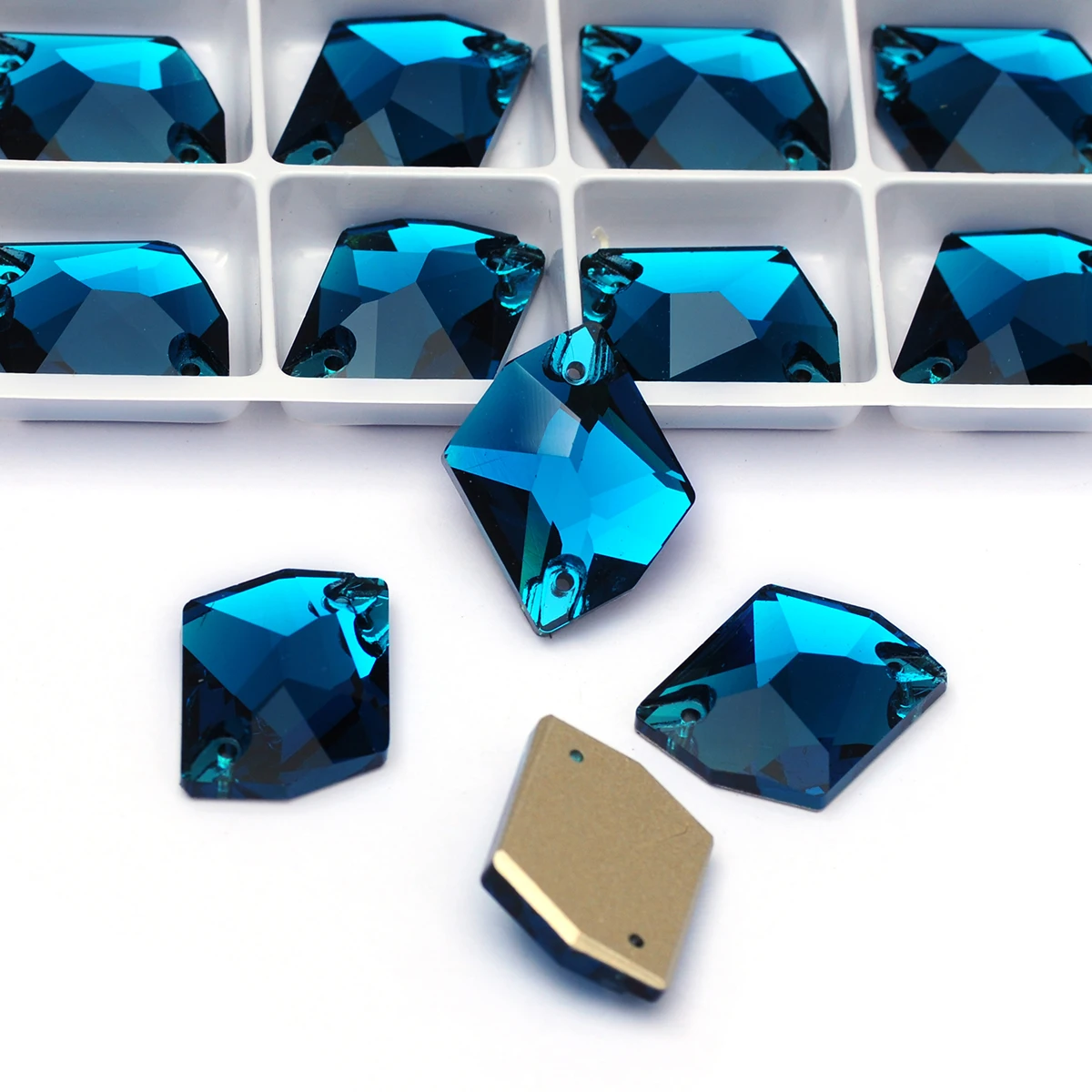 Blaue Zirkon-Strasssteine in verschiedenen Formen zum Aufnähen, Glaskristalle für Eiskunstlaufanzüge, Kleidungsstücke und Dekorationen. – Detail 3