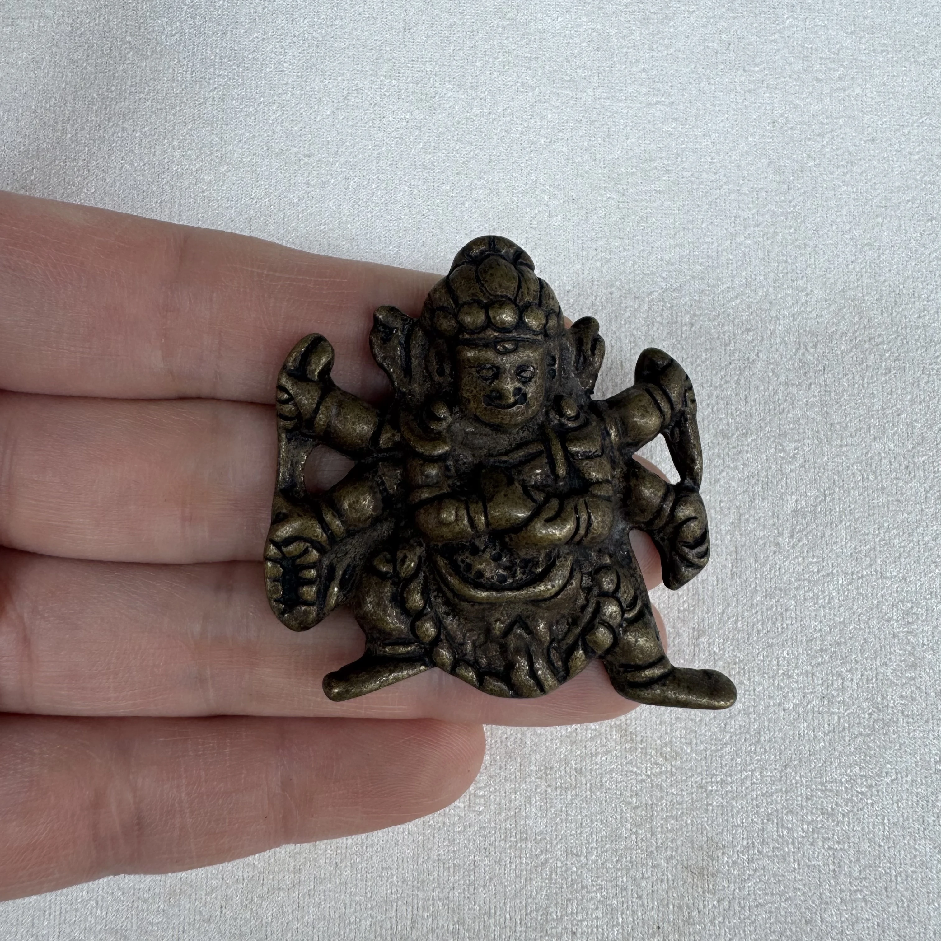 

Китайская латунная резьба в стиле ретро с шестью руками Маха кулон