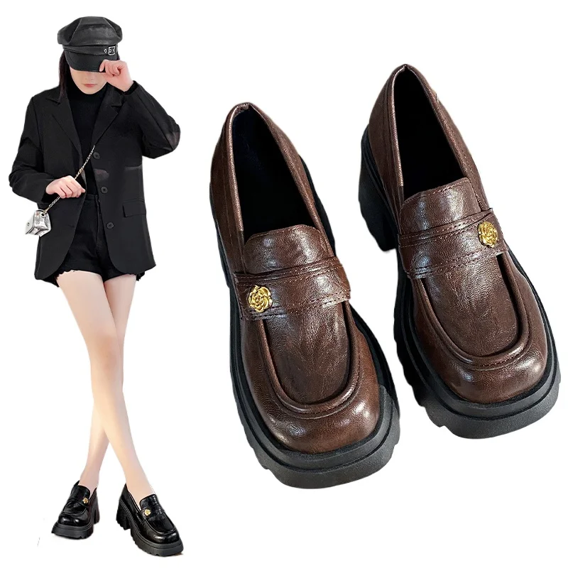 

Черные маленькие кожаные туфли на толстой подошве для женщин, новинка 2023 года, модные трендовые повседневные лоферы на высоком каблуке в британском стиле на толстой подошве