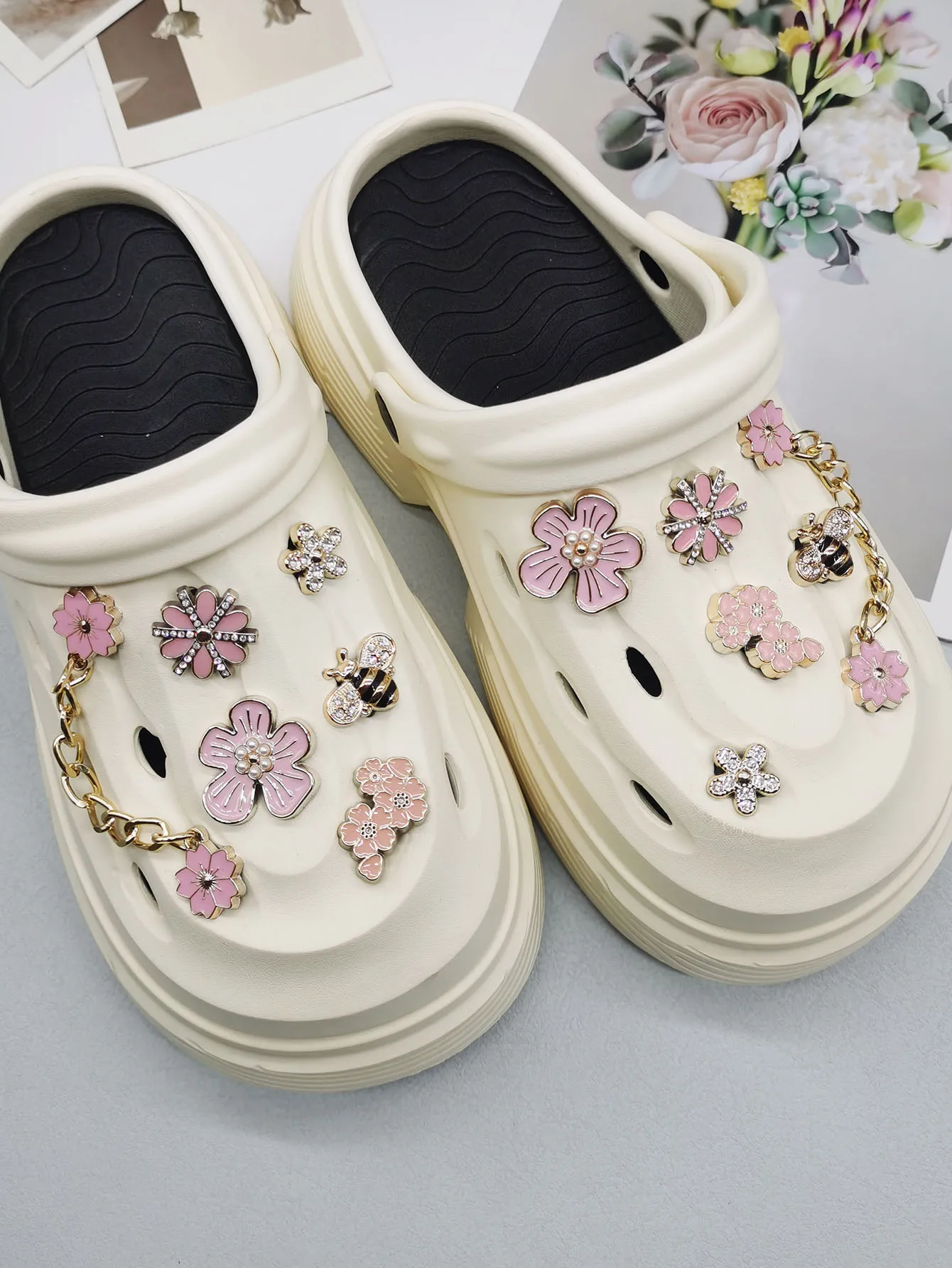 12 Stück Barock-Stil Ketten Schuh-Charms DIY Zubehör Glitzernde Bienen-Clogs Schuhschnallen Dekorationen Abnehmbare Blumen Schuhclips – Detail 5