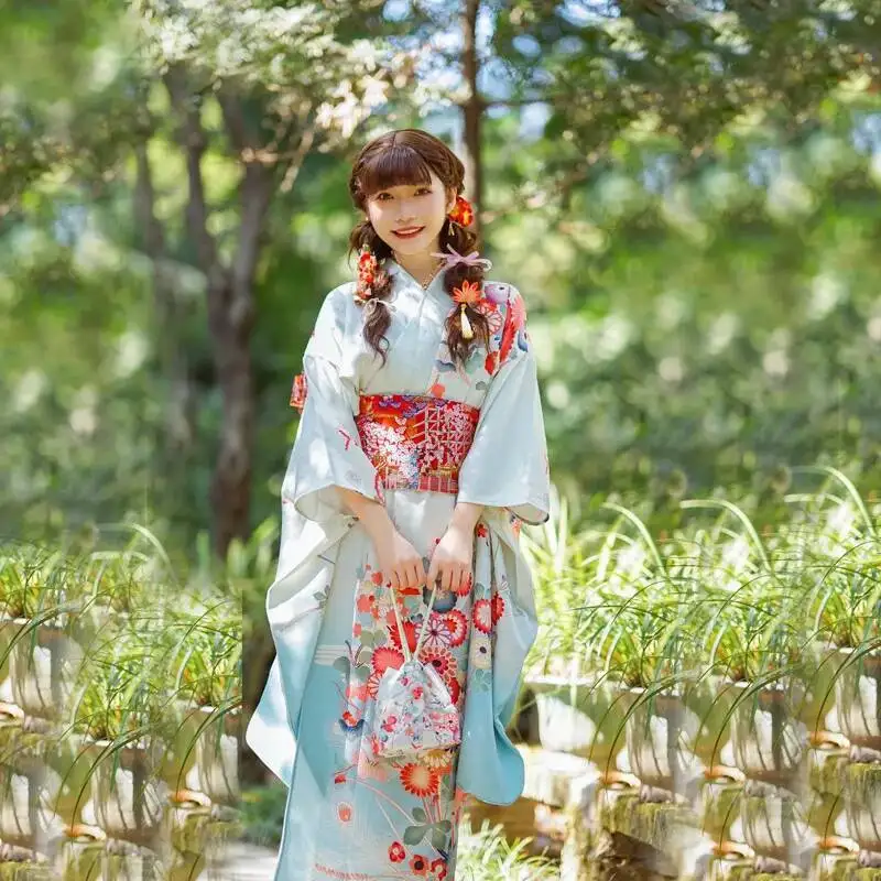 日本の伝統的な花のドラフトの新しい改良版は、着物をしわくずれしにくいです。ライトグリーンの春の着物です。