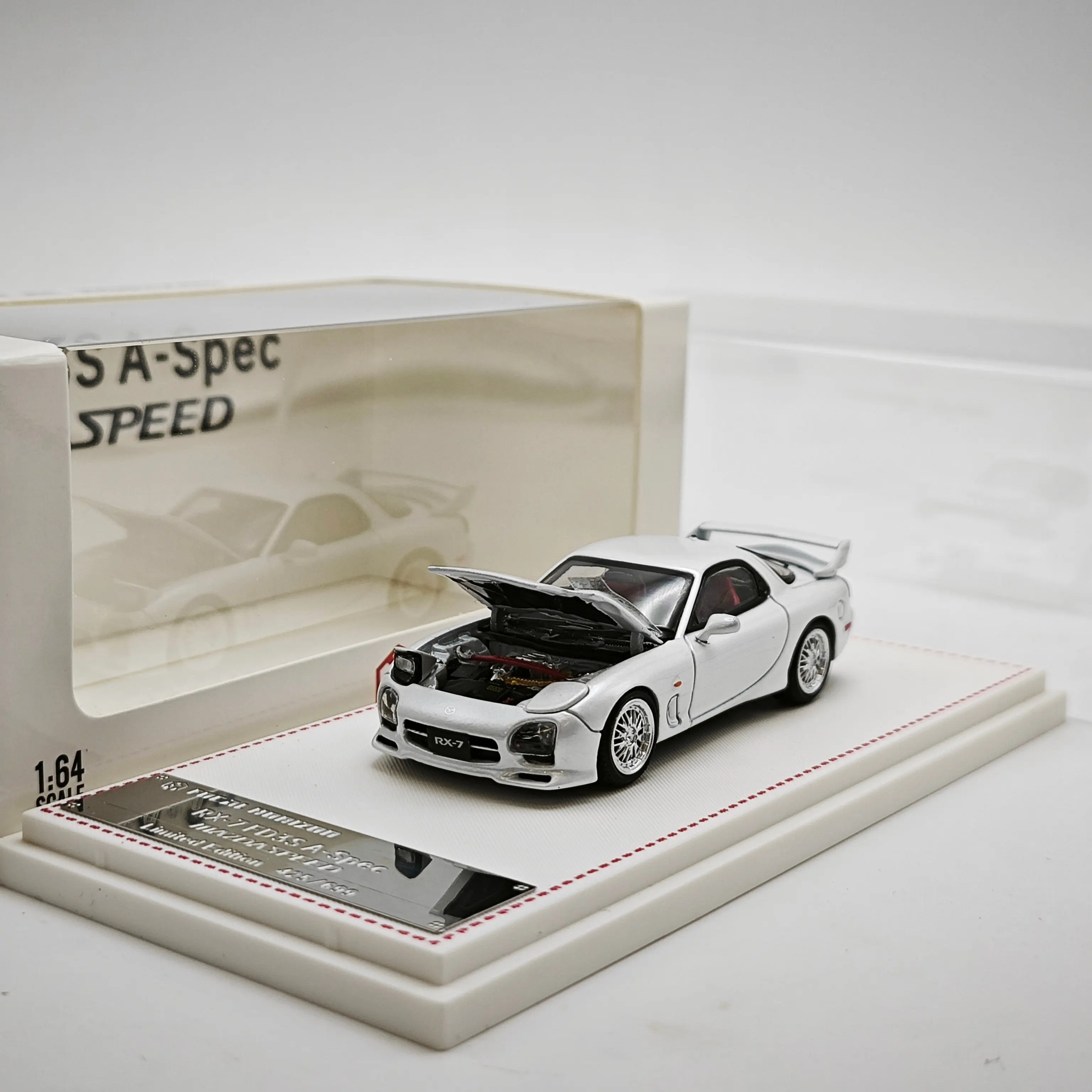 Modelo de Carro em Liga FH 1:64 RX-7 FD3S A Spec com Capô Aberto