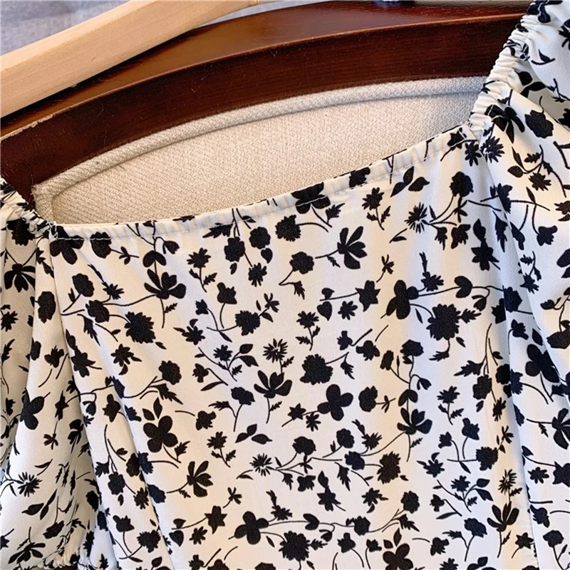 สไตล์ฝรั่งเศสสแควร์คอดอกไม้ชุดฤดูร้อนแขนฟองชุดชายหาด 2025 ใหม่กึ่งยืดหยุ่นเอวชุด Midi