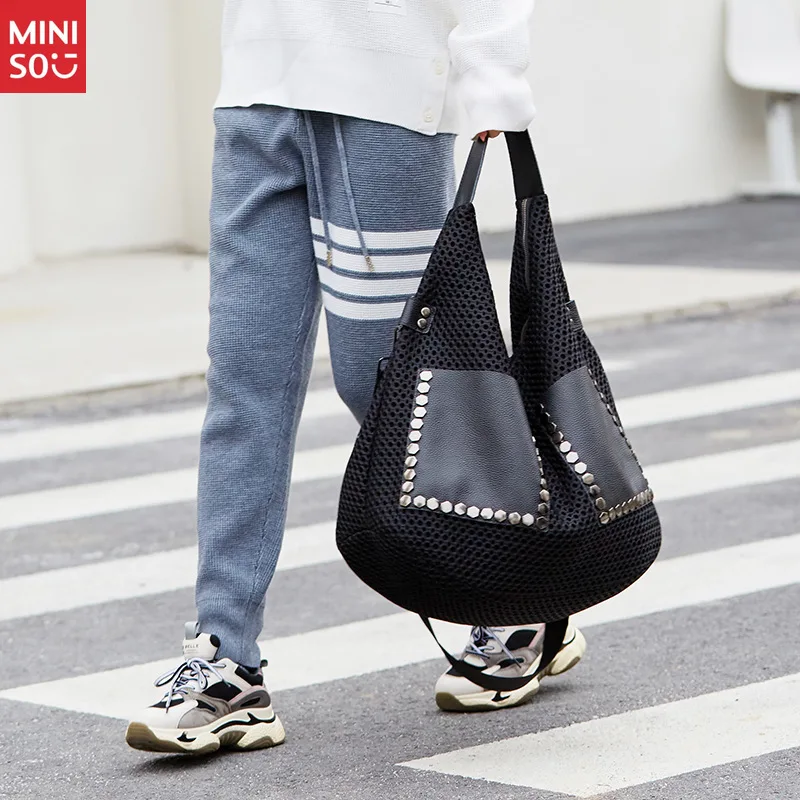 Miniso ヴィンテージ メッシュ ハンドバッグ、大きなパンク スタッズ付きショルダーバッグ、レトロ ゴス トートバッグ