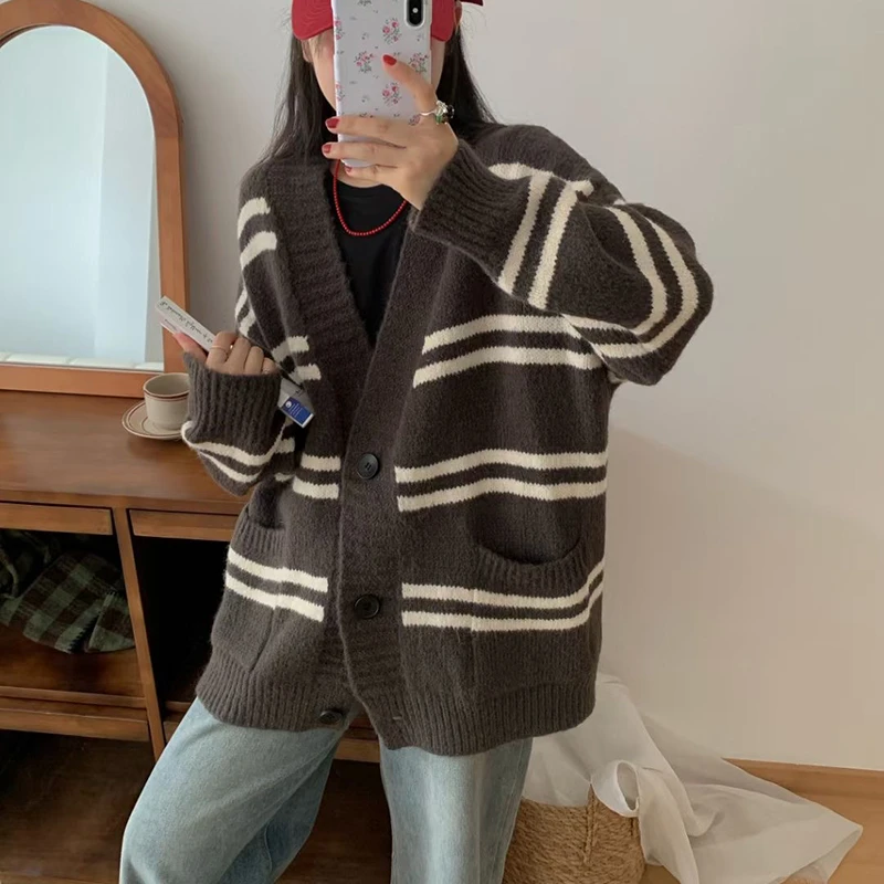 Nowy kardigan damski w stylu koreańskim na jesień, w paski, z kieszeniami, luźny, zimowy, słodki, z długim rękawem, z dekoltem w serek, elegancki płaszcz dzianinowy.