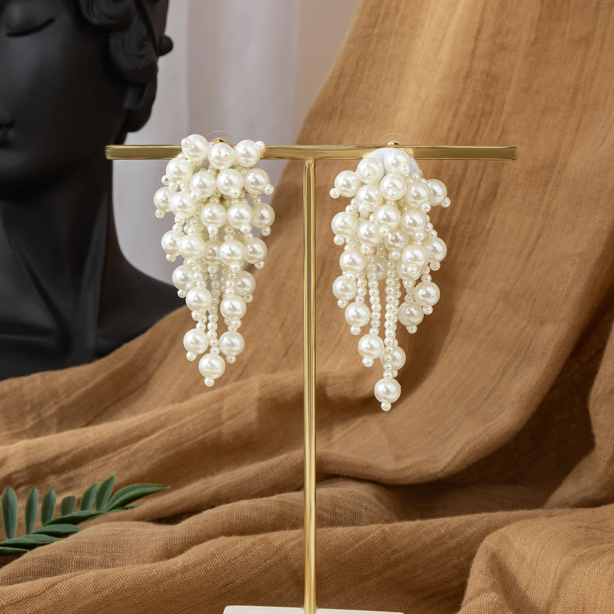 

White Milk Color Handmade Beaded Tassels In A Simple Design. These Elegant Ear Studs Are Suitable For Parties And Banquets.