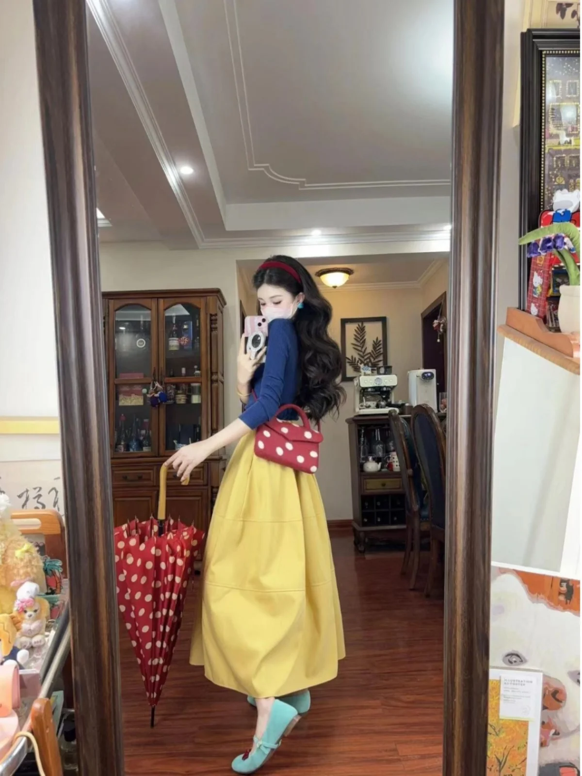 

Комплект в корейском стиле: нежный образ, весна 2026, новинка. Вязаный кардиган с V-образным вырезом и юбка А-силуэта с завышенной талией. Комплект из двух предметов.