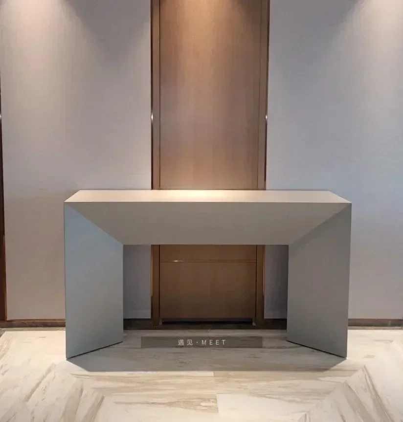 

Стол для прихожей H Light Luxury: современный, минималистичный, в итальянском стиле, пристенный, с возможностью индивидуальной настройки.