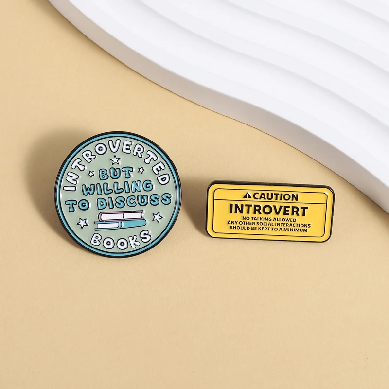 الحذر الانطوائي علامة المينا دبابيس الانطوائي ولكن استعداد لمناقشة الكتب دبابيس شارة التلبيب مجوهرات هدية للأصدقاء #4