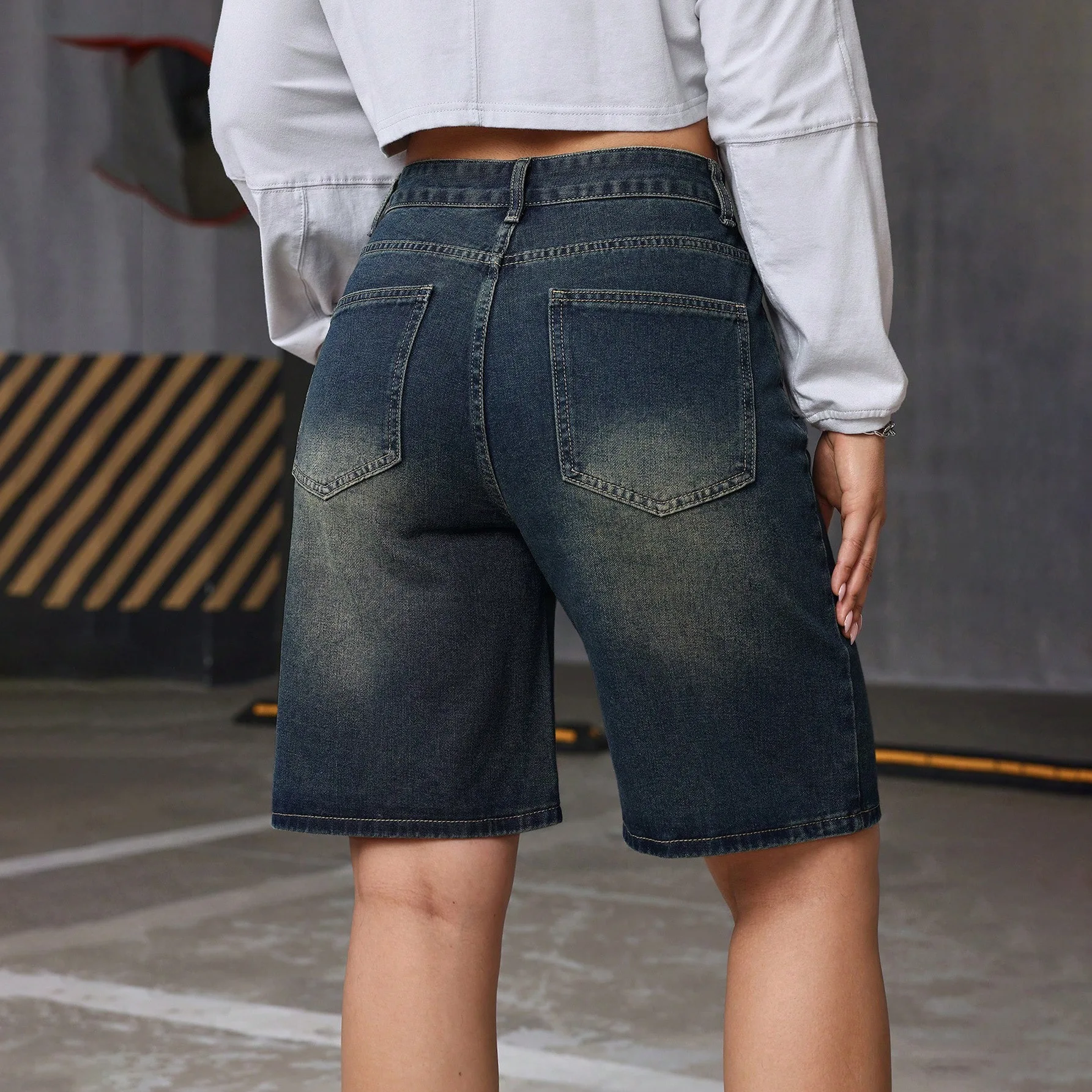 

2026 Свободные джинсы средней длины в американском стиле ретро. Новая модная корейская версия, простые потертые повседневные джинсовые шорты для женщин летом