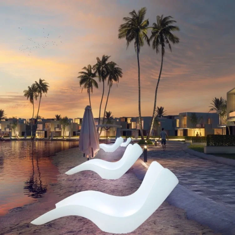 أثاث بار الحديقة الخارجية كرسي حمام سباحة بلاستيكي للشاطئ مع ضوء LED 16 لونًا كراسي استلقاء للتشمس