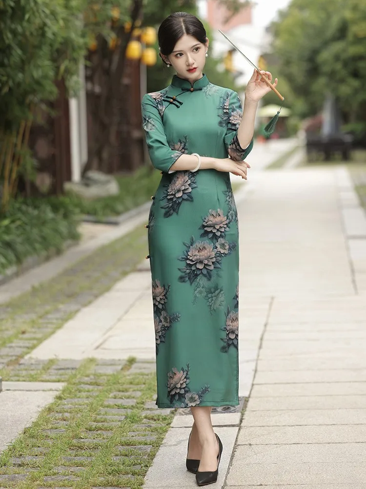 Zielony Elegrant Cheongsam tradycyjny chiński strój kobiety kwiatowy haft jedwabny Qipao z długim rękawem orientalne ubrania Vintage 4xl