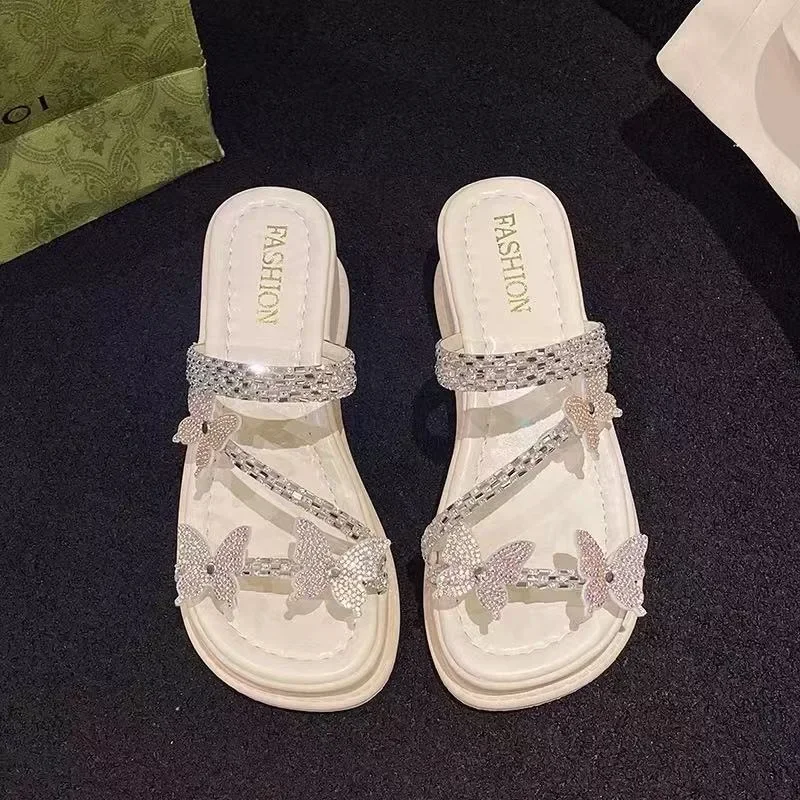 2025 여름 새로운 여성의 두꺼운 단독 크리스탈 나비 샌들 해변 야외 및 클래식 사용을위한 라운드 발가락 패션 슬리퍼 ‌ 신발