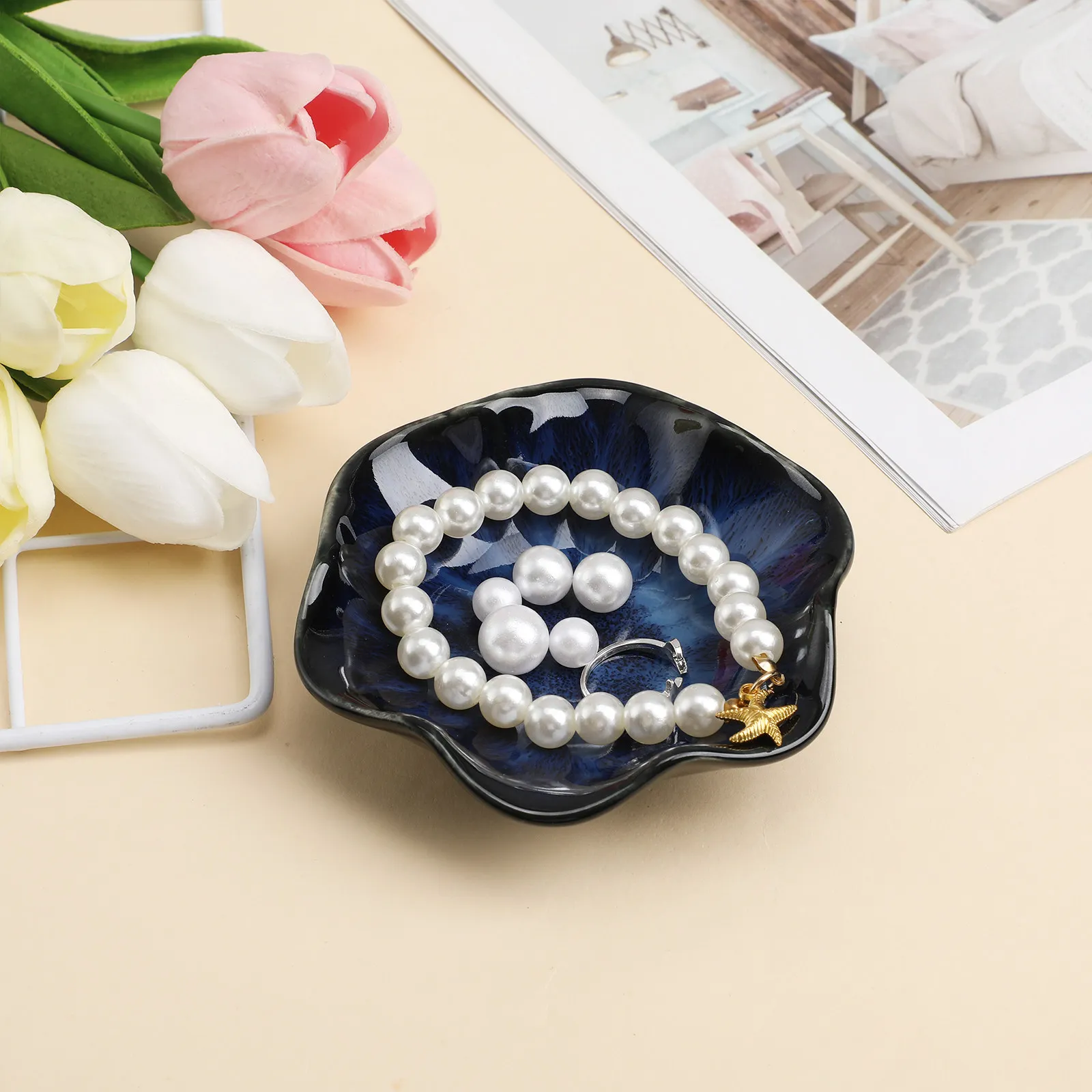 

Керамическая тарелка-органайзер для украшений: компактная подставка для колец, браслетов, ожерелий, винтажный дизайн с листьями, для дома