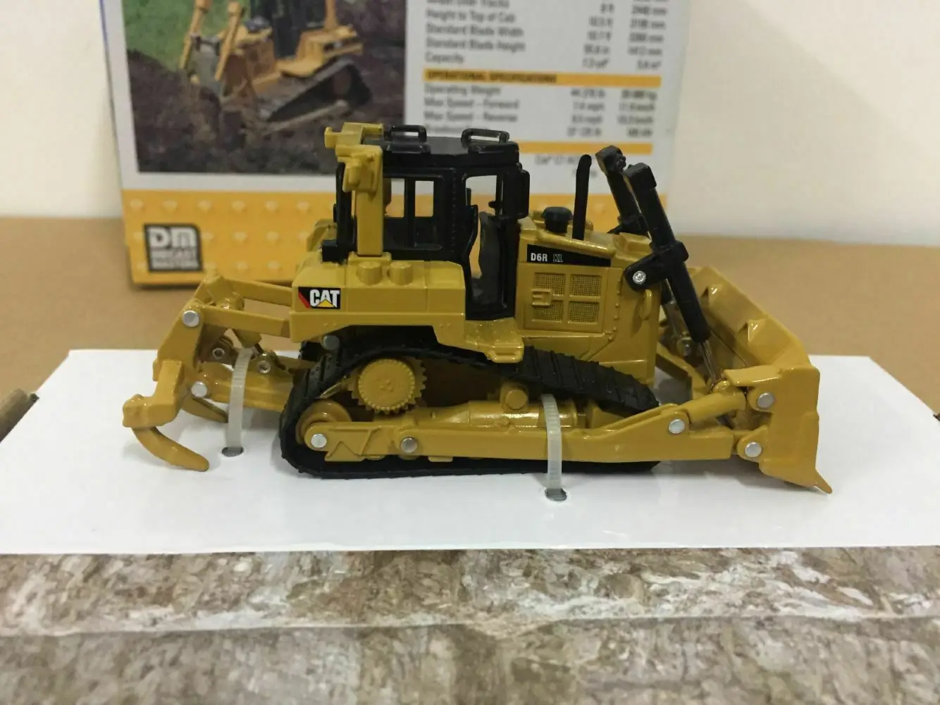 D6R XL Track-Type Tractor 1:64 Scale Metal Model By Diecast Masters 85607