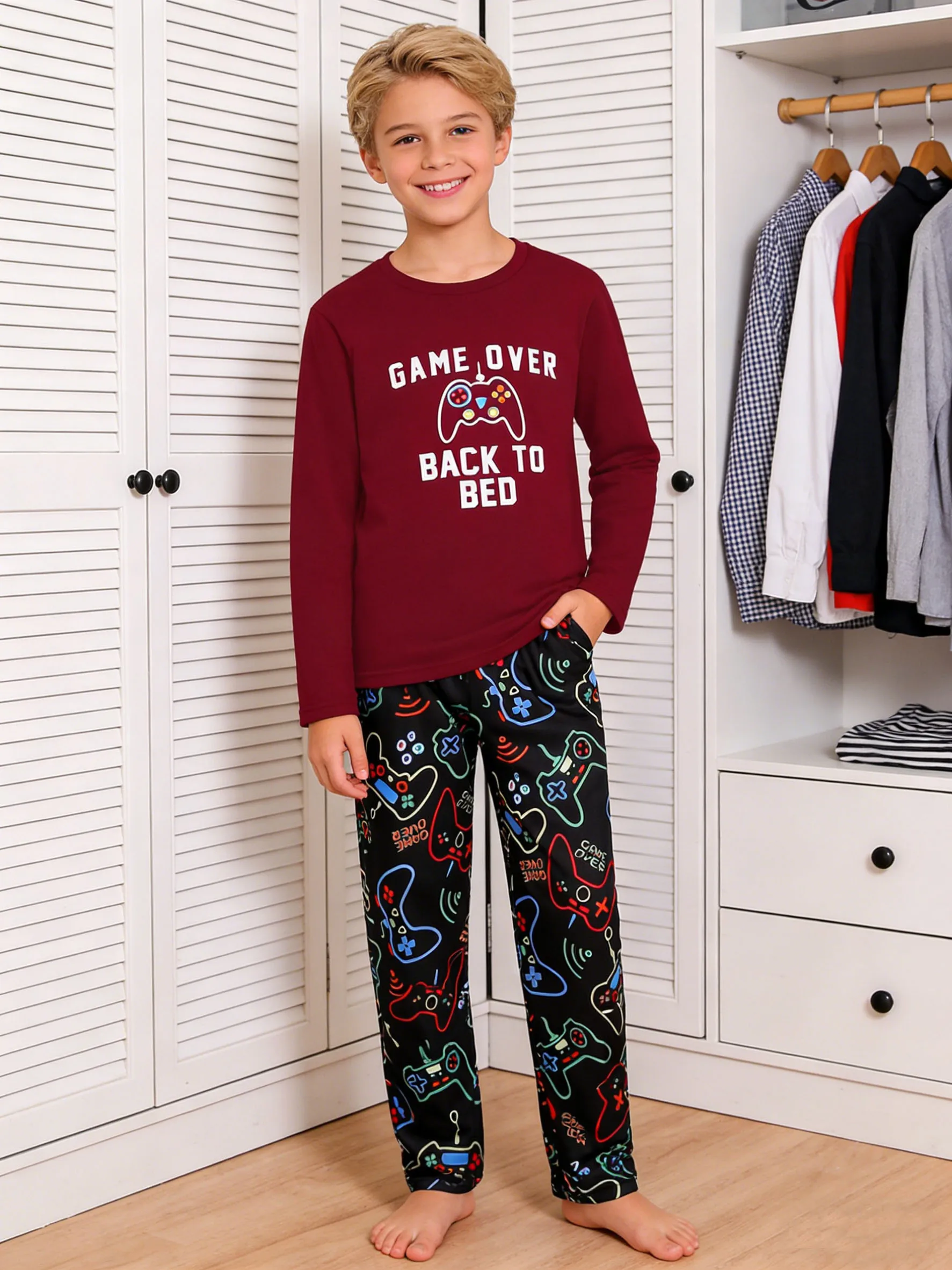 Conjunto de pijamas modernos para meninos, calças de manga comprida com estampa de controle de videogame, adequadas para todas as estações em casa.