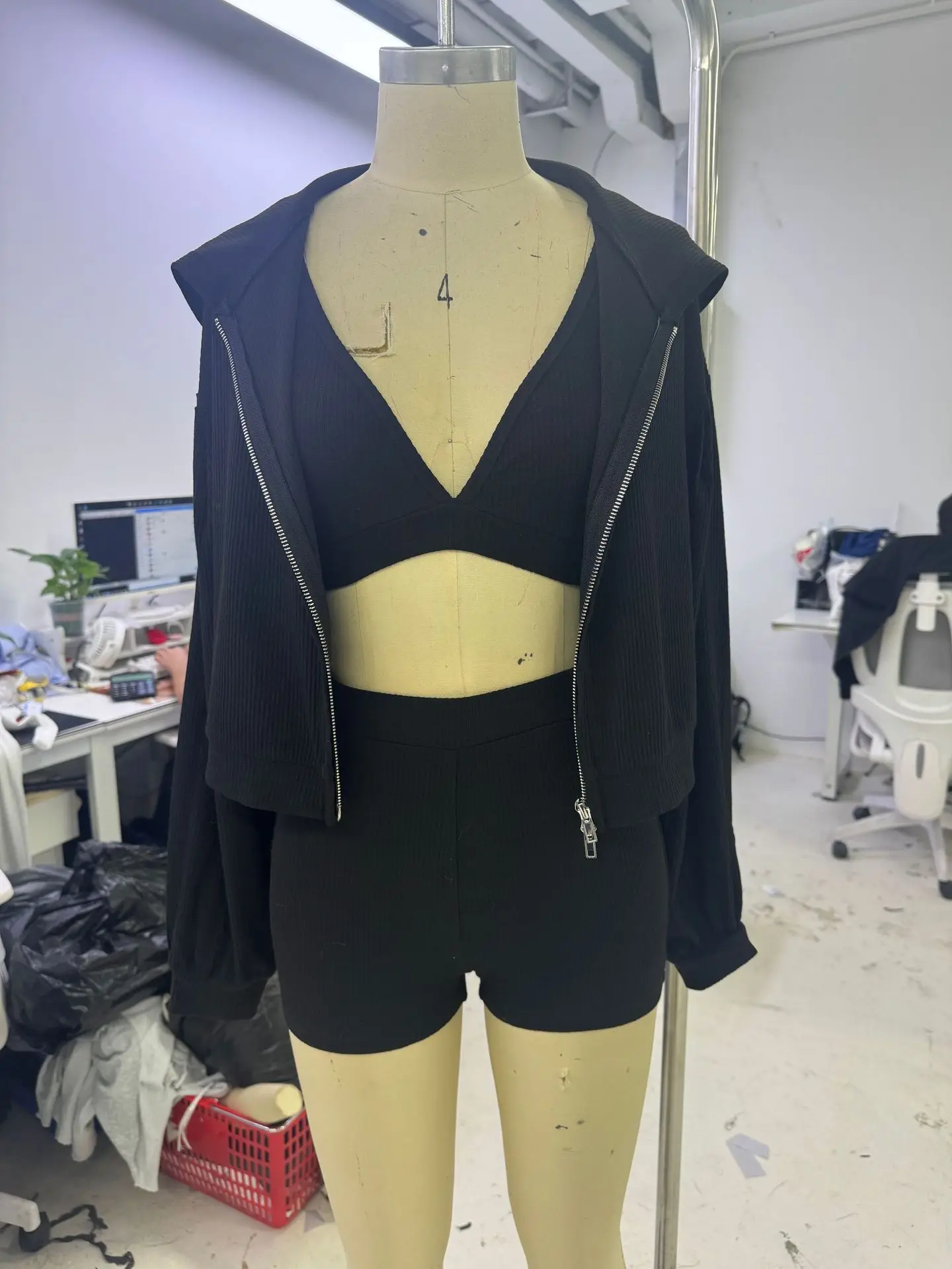 스포티하고 간결한 3피스 여성 세트, 베이직 브라 + 밴딩 반바지 + 후드 집업 코트, 새로운 가을 패션 의상