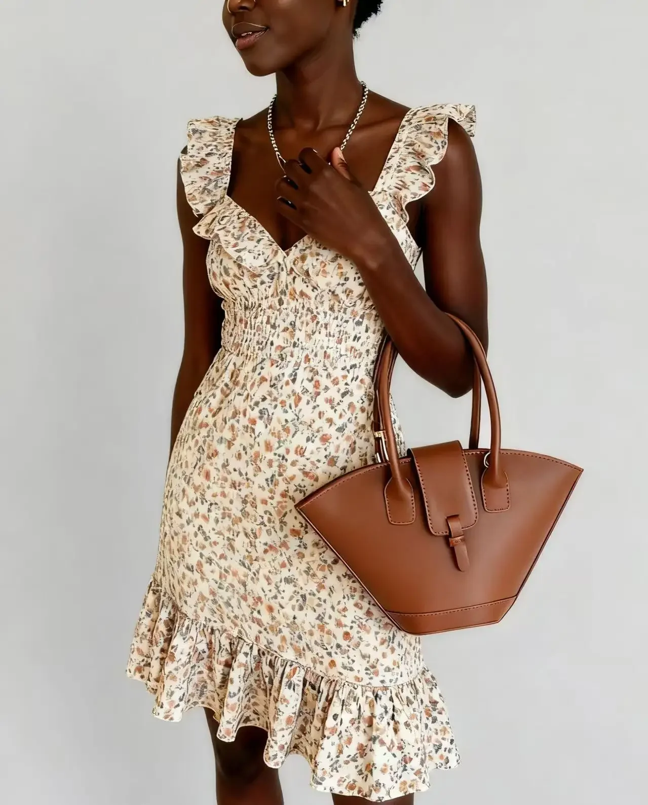 sac-a-main-chic-en-cuir-au-design-elegant-d'inspiration-parisienne-peut-servir-de-sac-a-langer-glamour-et-tendance