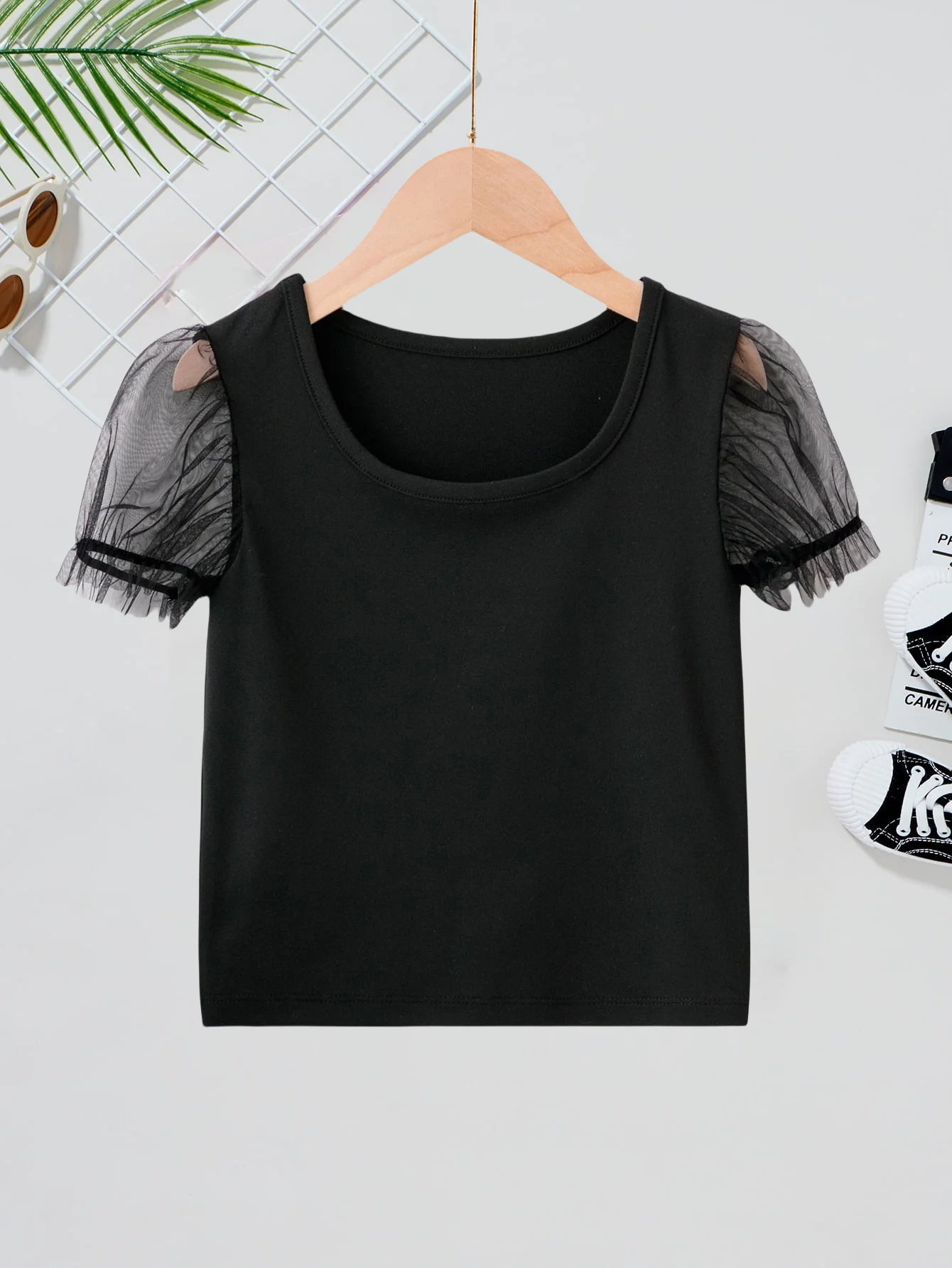 

Уникальная черная футболка с сетчатыми рукавами для девочек — модный дизайн с открытыми плечами для модных детей