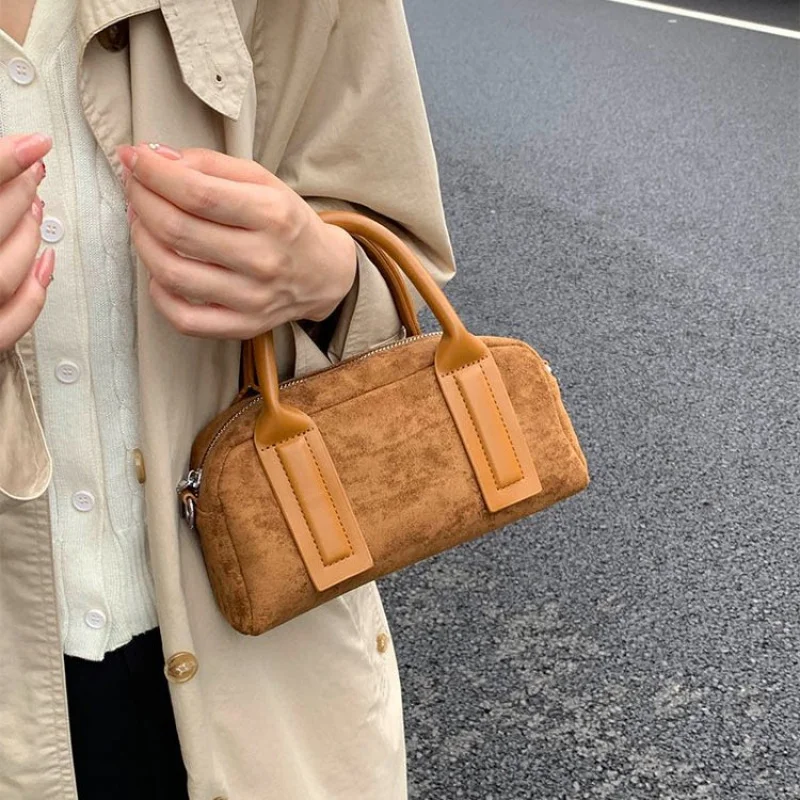 

Luxury Ladies Crossbody-Bag Made Of Fine Leather Boasting High-End Paris Vintage Stylish Style​