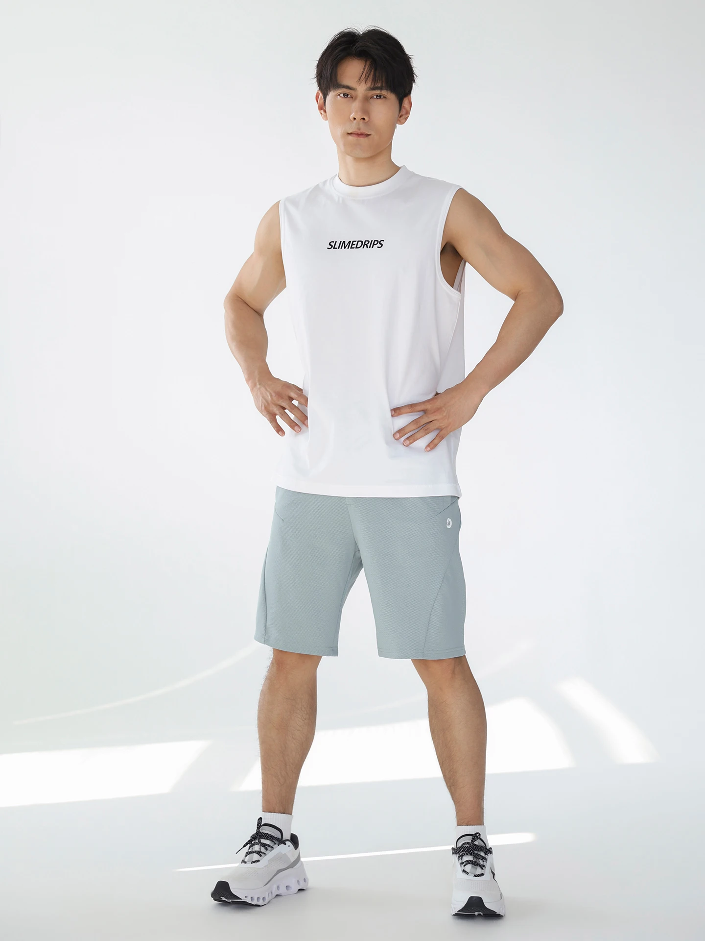 

Мужские летние спортивные шорты свободного кроя, быстросохнущие, для бега, удобные, длиной до колена, с карманами на молнии, прямые штанины