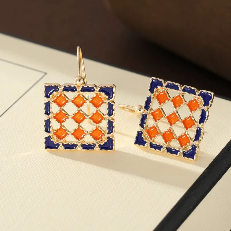 1Pair of Vintage-style Square Two-color Hollow Rhombus Design Pendant Women Earring Accessory Suitable for Daily Commuting  Date