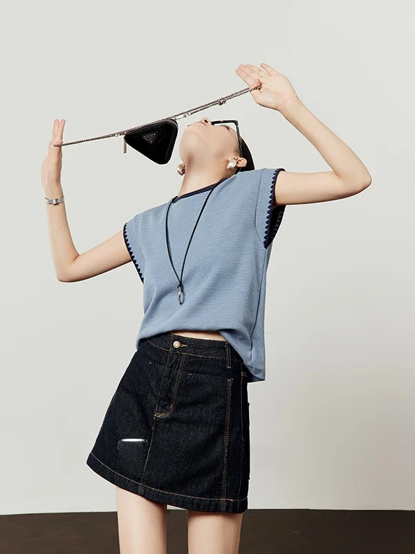 

Новый летний комплект 2025: Модный повседневный костюм из джинсовой юбки и топа с синей кружевной отделкой для женщин