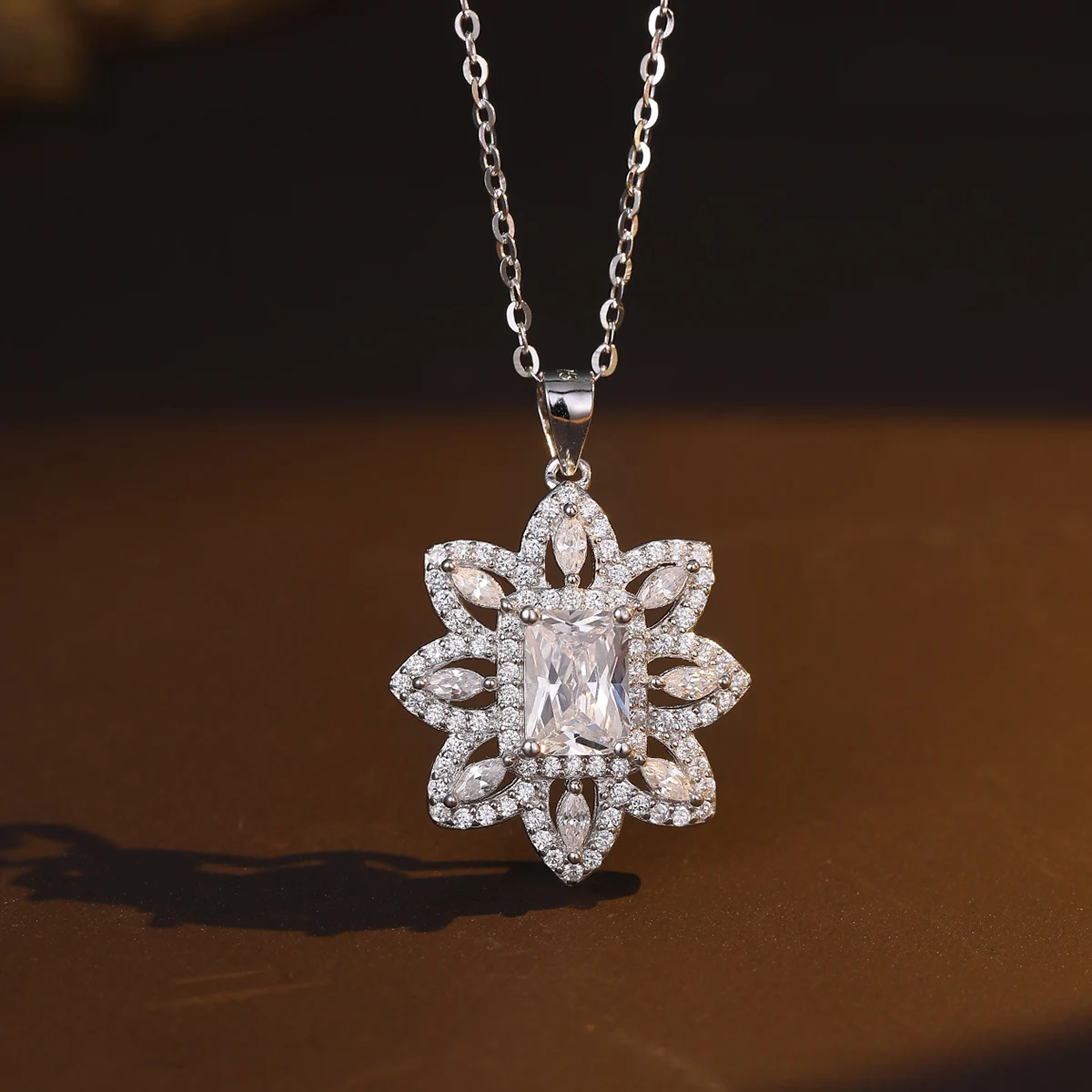 

Изысканная Женская Изысканная Снежинка с бриллиантами