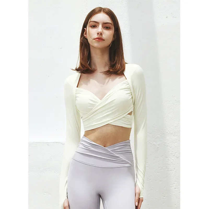 Krzyżujące koszulki do jogi z poduszkami na klatkę piersiową i otworem na kciuk Sportowe koszulki z długim rękawem Crop Tops Kobieca bluzka fitness Slim Fit