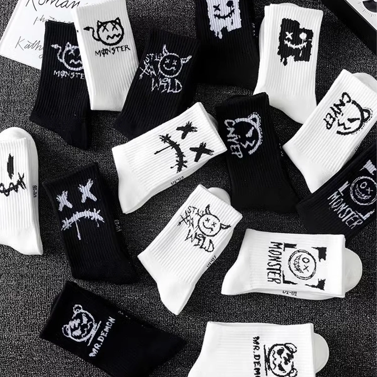 5pairs Men\'s Black And White Letter Cartoon Bear Trendy And Versatile Mid-Calf Sweat-Absorbent Crew Socks