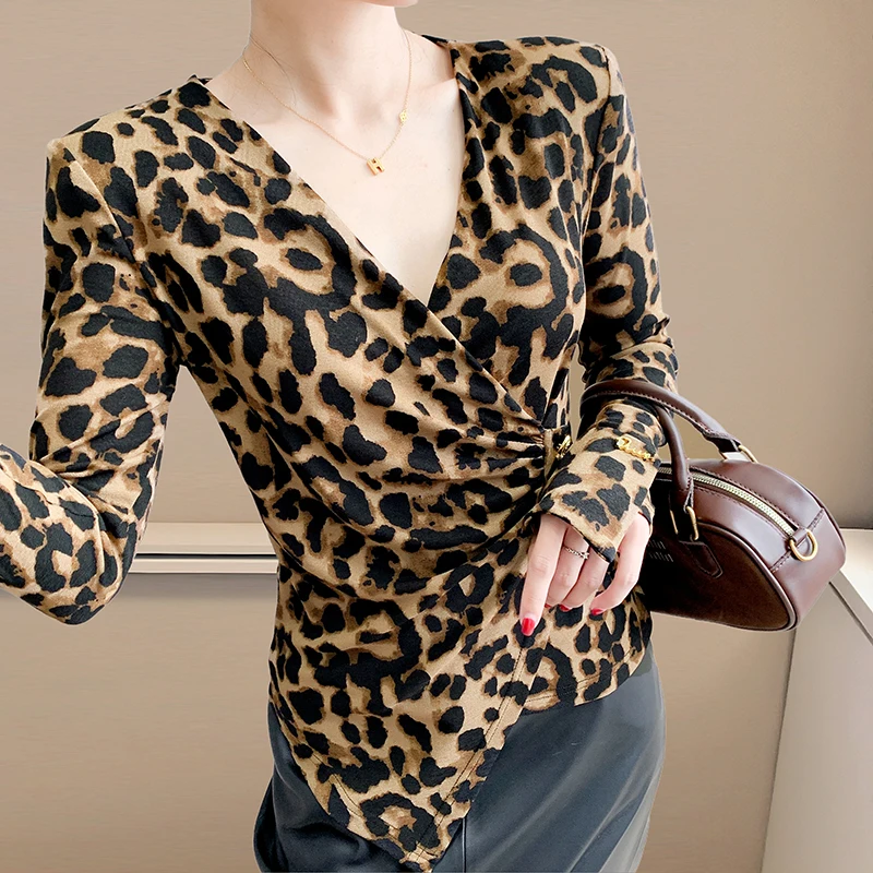 

Women's Leopard Print V-Neck Long Sleeve Top Slim-Fit Figure-Flattering T-Shirt with Asymmetric Hem for Fall Spring
