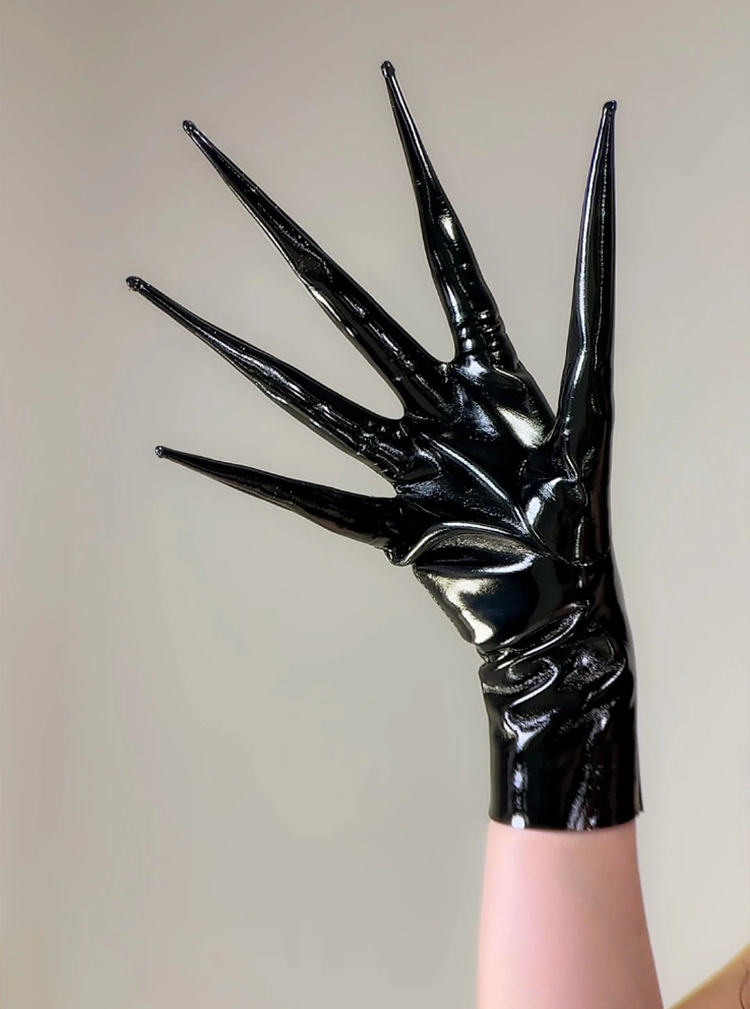Glänzende schwarze Krallenhand – Patent Leather Shine Bewertung und Preis