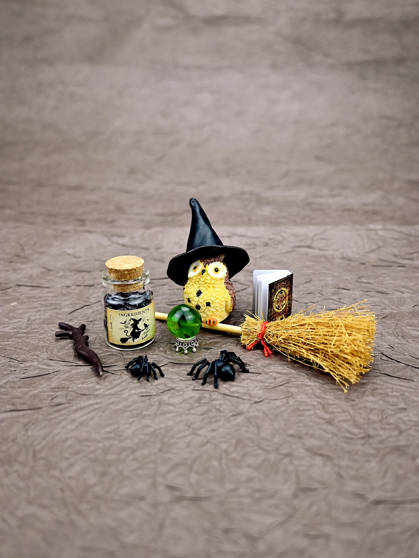 A Miniature Magic Stone, Miniature Magic Academy Ornament, Halloween and Christmas Gift, Party Decoration, 1/12 Dollhouse Accessories, Model House, Micro-Landscape Decoration, Home Decor (Book Cover Design Random)