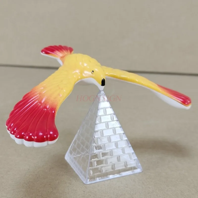 Imagem -02 - Equilíbrio Bird Gravity Bird com Pyramid Combination Grupo Equilibrando o Centro de Gravidade do Pássaro Brinquedo Físico Gadget Perfeito Presente