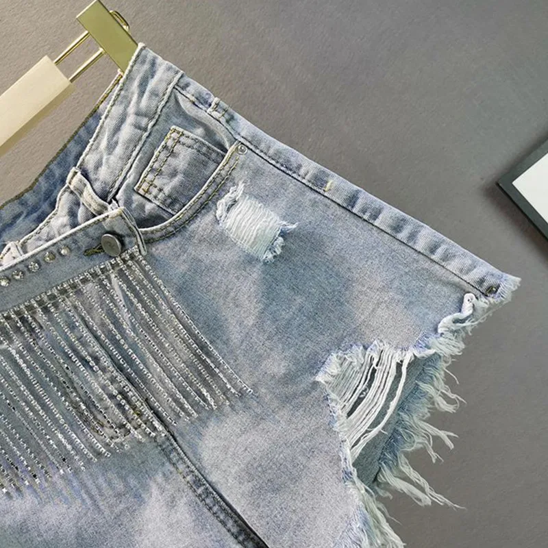 شورت دينم للنساء ملابس الشارع صيف 2026 جديد فضفاض للتخسيس نظرة مثقوبة حجر الراين هامش ألف خط واسعة الساق السراويل الساخنة