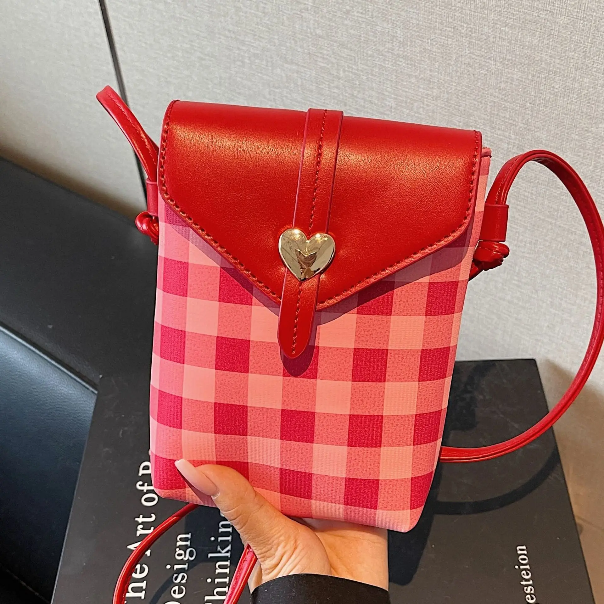

2025 New Korean Retro Crossbody Bag Women Phone Case Versatile Shoulder Square Fashion Purse