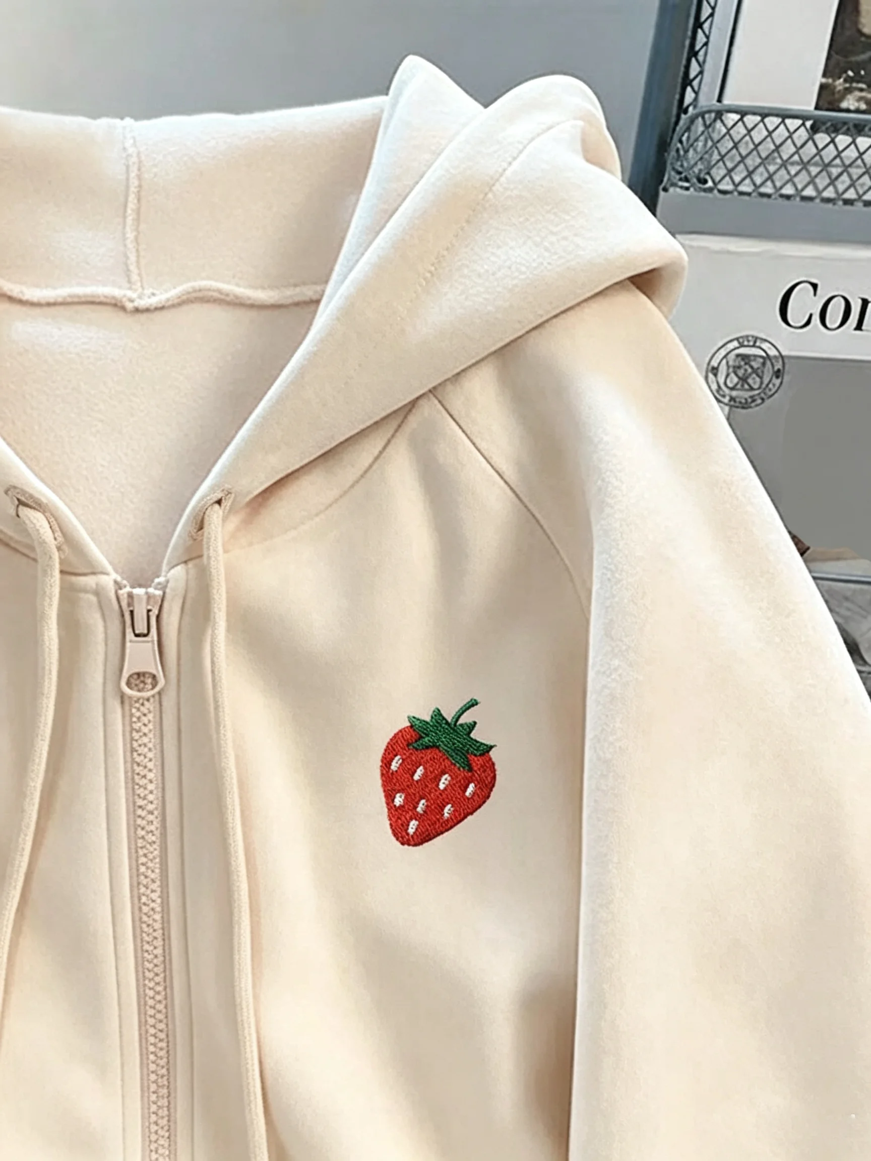 Mit Fleece gefütterter Kapuzenpullover mit Reißverschluss für Damen, lockerer, lässiger Kapuzenpullover mit Erdbeer-Stickerei, langärmlig, mit Tasche – Detail 9