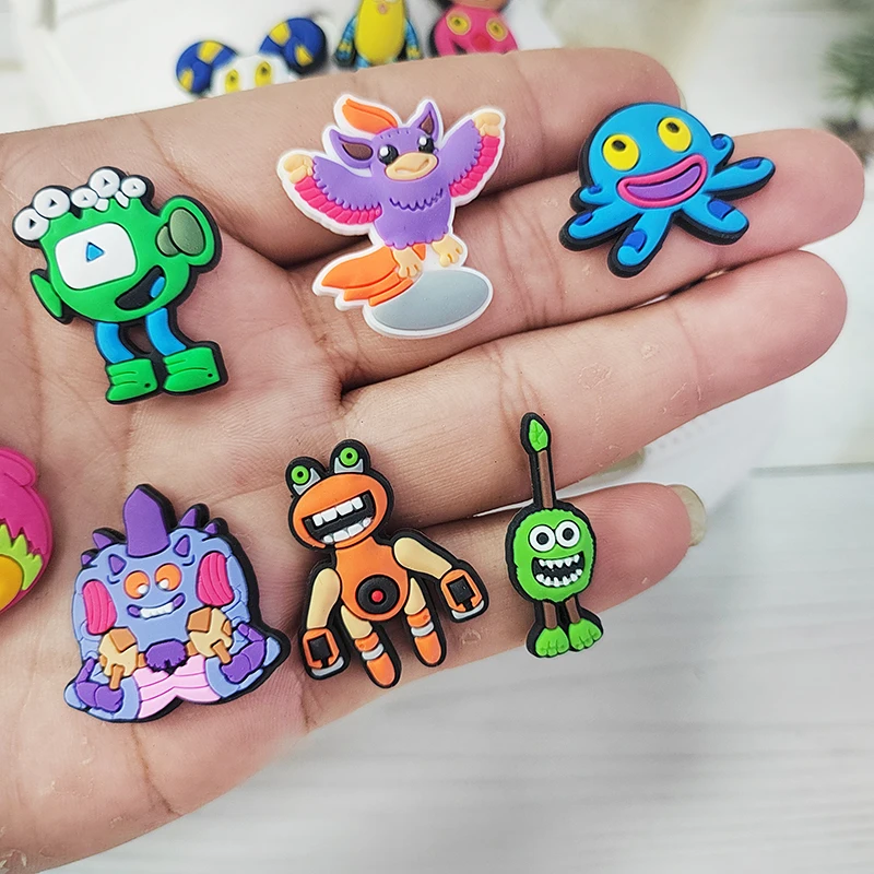 سلسلة كرتونية لألعاب موسيقى الوحش للأطفال ، سحر الأحذية ، إكسسوارات السدادة الكلاسيكية ، هدايا الديكور ، 15 في كل مجموعة