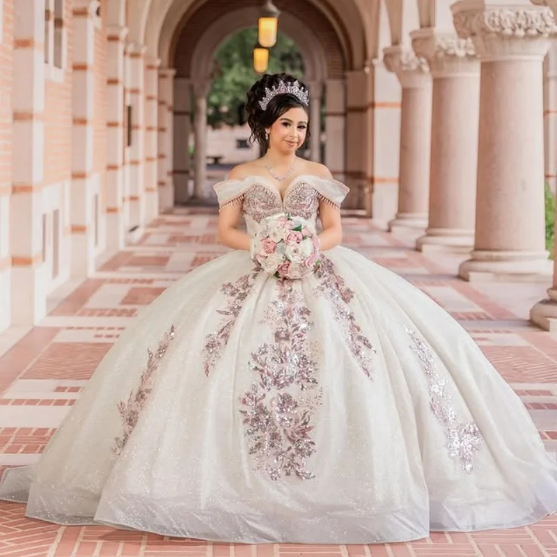 

Блестящие белые платья Quinceanera по индивидуальному заказу с открытыми плечами и аппликацией из пайеток с длинным хвостом Vestido 15, Quinceanera