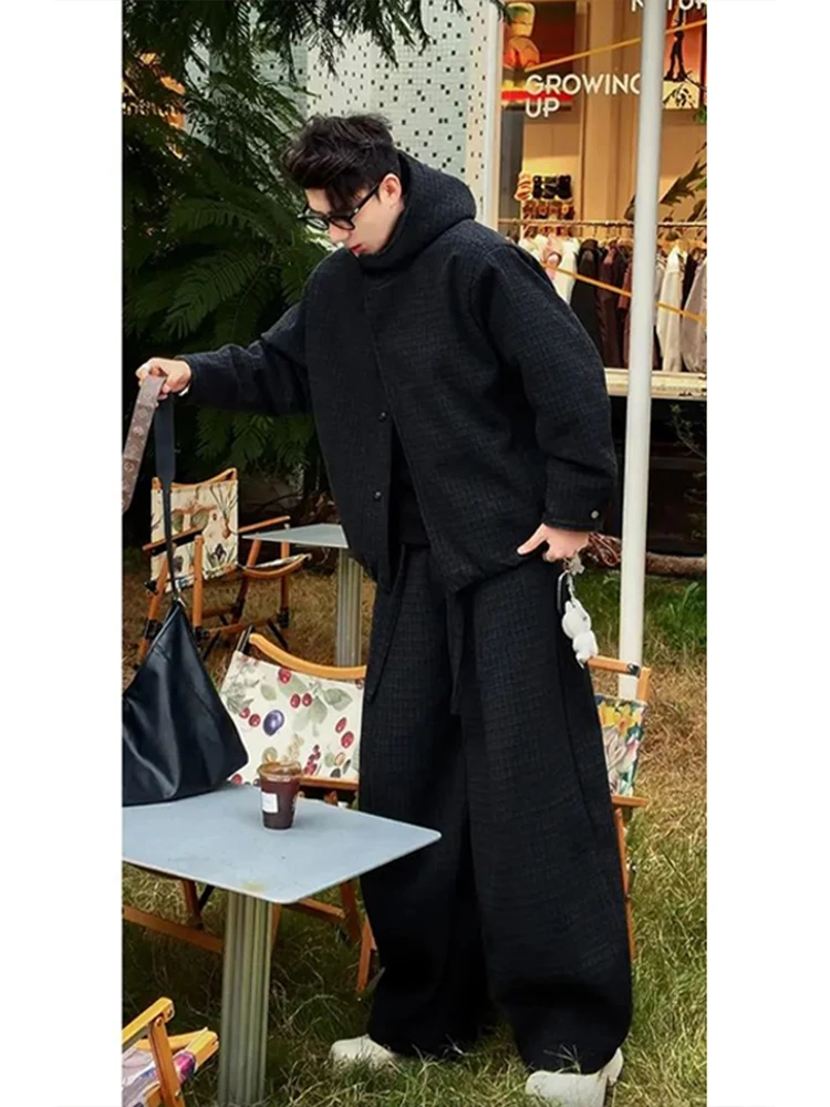 

Стильный мужской повседневный комплект: зимняя хлопковая куртка в клетку с капюшоном и длинные брюки. Осенняя коллекция. Модный молодежный стиль.