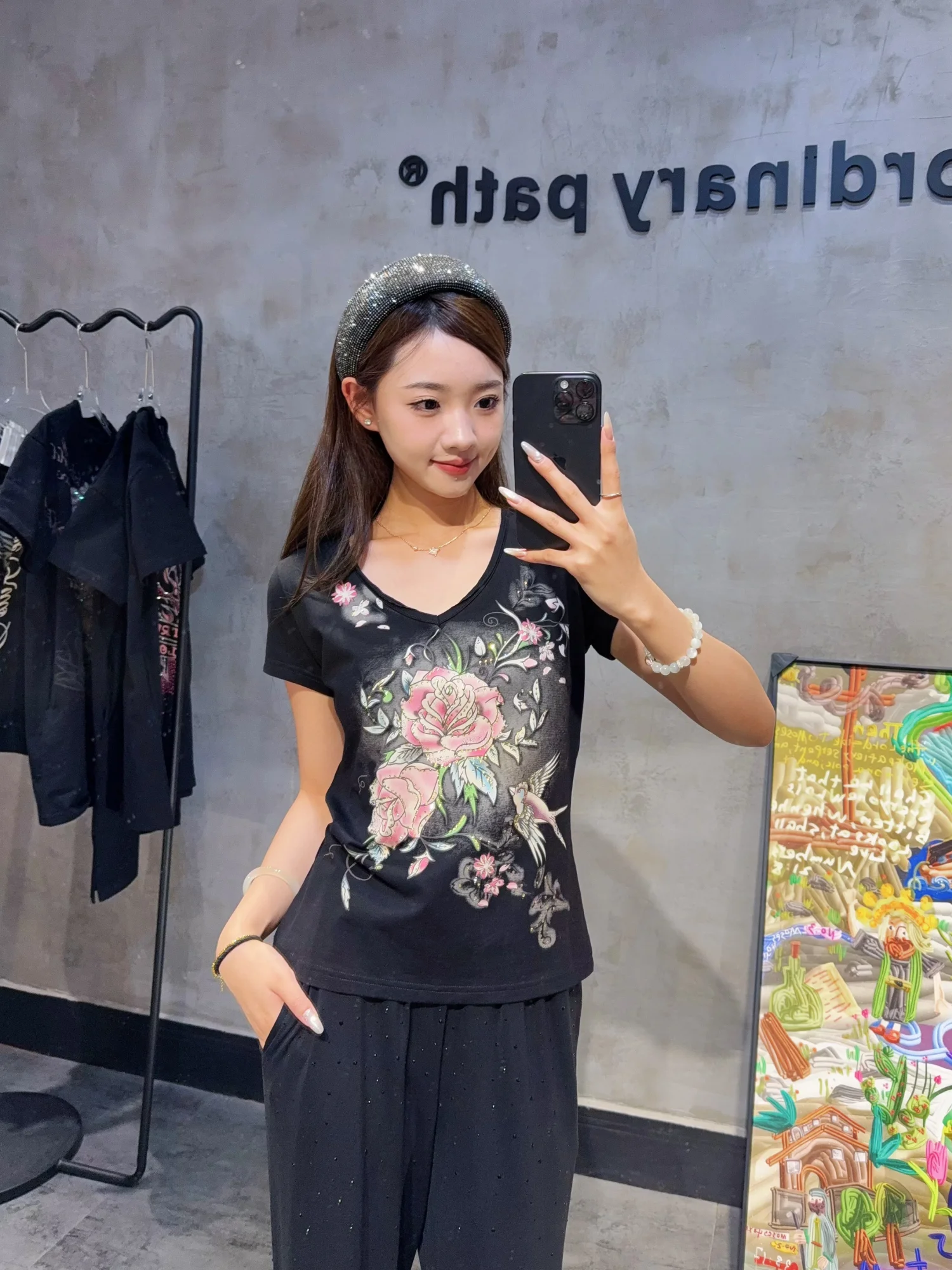 Luxury V-neck Short Sleeve T-shirt Women New Spring Summer Slimming Basic Top Hot Diamonds Flowers Black Cotton Pullover Tees