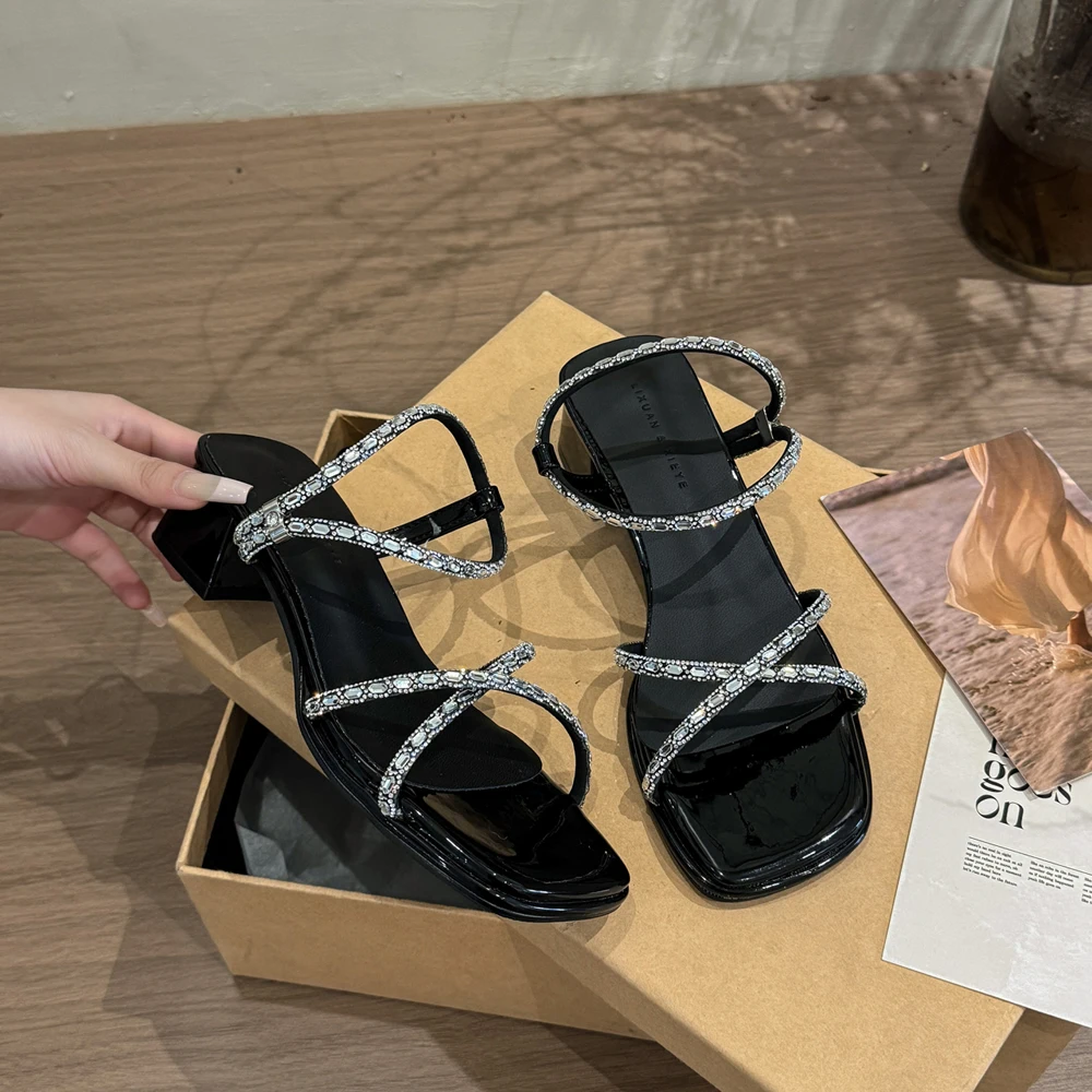 

Женские летние женские сандалии с узкими ремешками и кристаллами, лаконичная удобная женская обувь на толстом каблуке