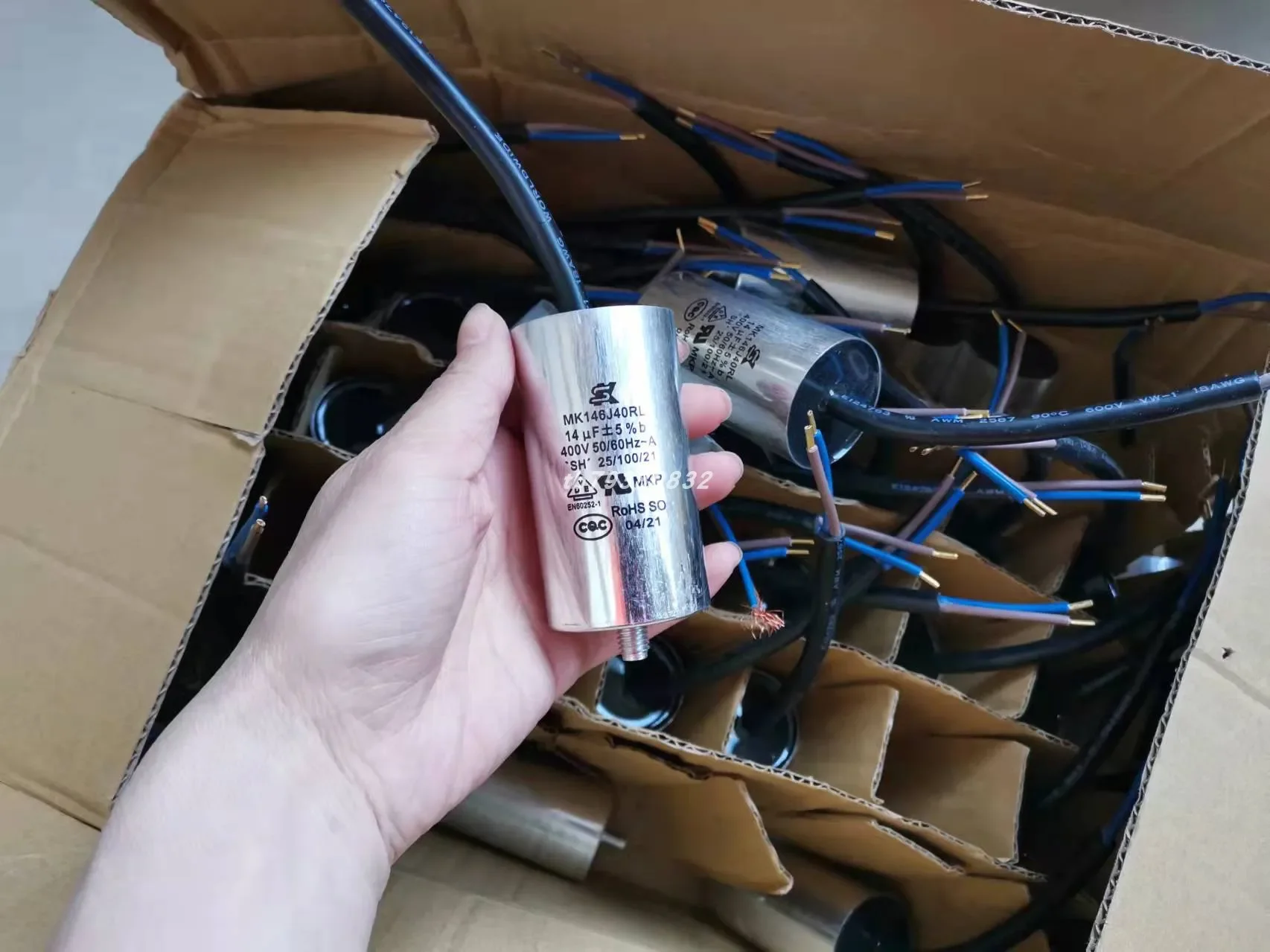 

Original Taiwan made SK MK146J40RL capacitor MK155J40RL spot original factory