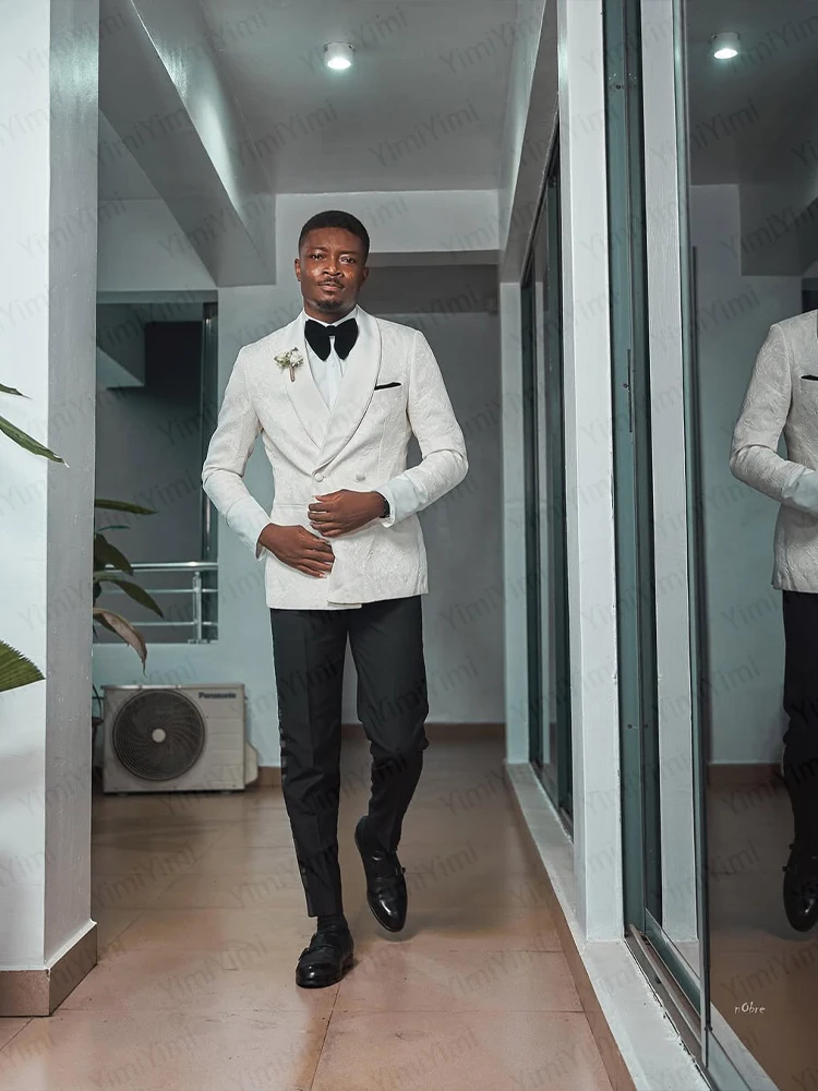 الدعاوى الرجالية الجاكار بدلة الزفاف فستان العريس 2 قطعة شال التلبيب مزدوجة الصدر سترة بيضاء السراويل السوداء سترة مخصصة