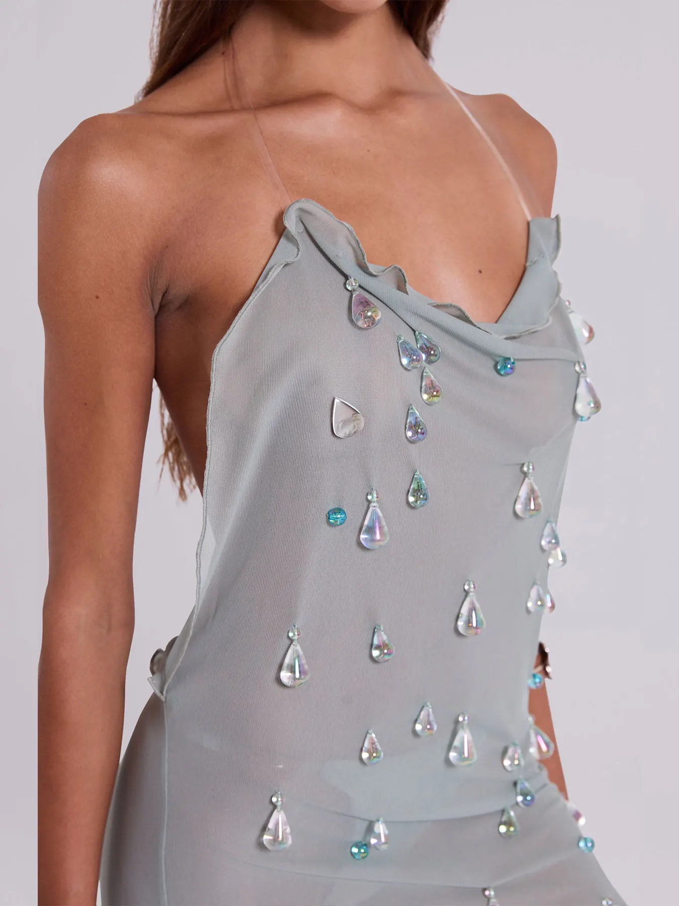 فستان قصير رمادي أنيق جديد لعام 2025 مع زخارف قطرة الماء الكريستالية مثالية لملابس الشاطئ وحفلات حمام السباحة في الصيف